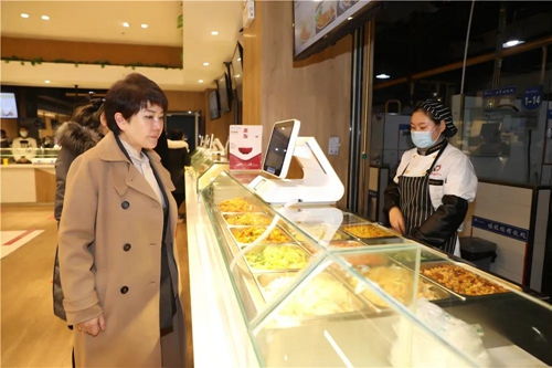 西安翻譯學院董事長丁晶深入一線檢查校園飲食保障工作，強調高標準餐飲管理服務師生